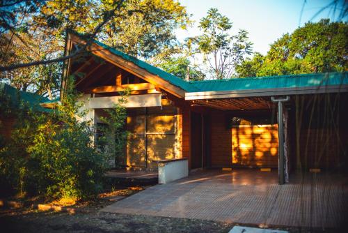 una casa con terraza en el bosque en Irová Apart Hotel en Posadas