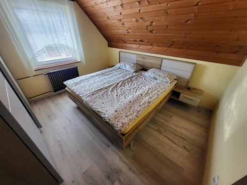 an overhead view of a bedroom with a bed at Rooms MARETČ in Bohinj