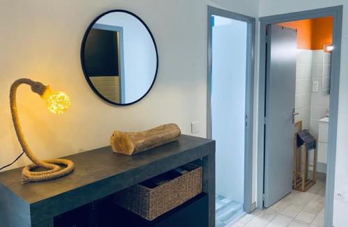 La salle de bains est pourvue d'un miroir et d'une table éclairée. dans l'établissement Émerveillez-vous en Ardèche, à Privas