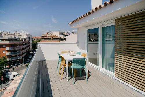 balcone con tavolo e sedie sul tetto di Suites Port Cambrils a Cambrils