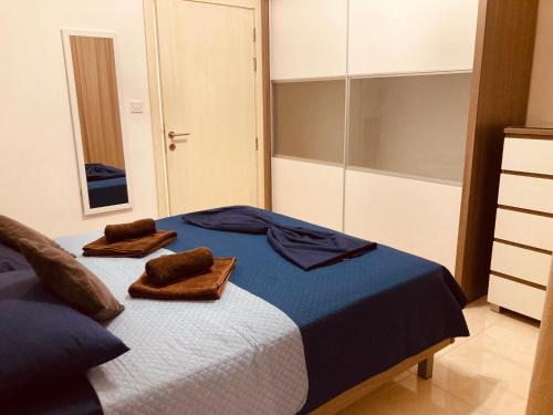 Una cama o camas en una habitación de Grand Harbour View Lookout