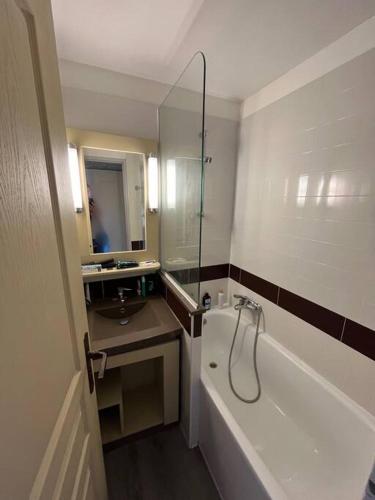 une salle de bain avec une douche, une baignoire et un lavabo dans l'établissement Studio climatisé 4 personnes, à Saint-Raphaël
