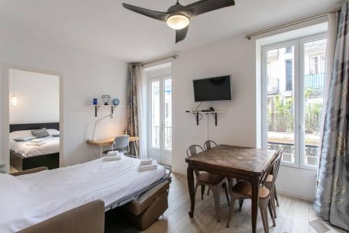 une salle d'hôpital avec un lit et une table dans l'établissement S11 2 Pièces cosy place - Balcony, à Nice