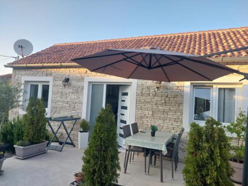 Patio alebo iná vonkajšia časť ubytovania Apartman Mandi