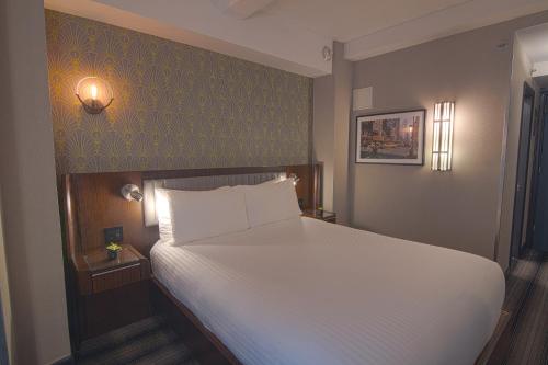 Postel nebo postele na pokoji v ubytování Hotel Edison Times Square
