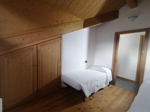 a bedroom with two beds and a wooden ceiling at Via Cancano Valdidentro-Bormio in Premadio