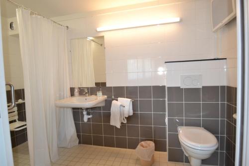 Kylpyhuone majoituspaikassa Brit Hotel Mayenne