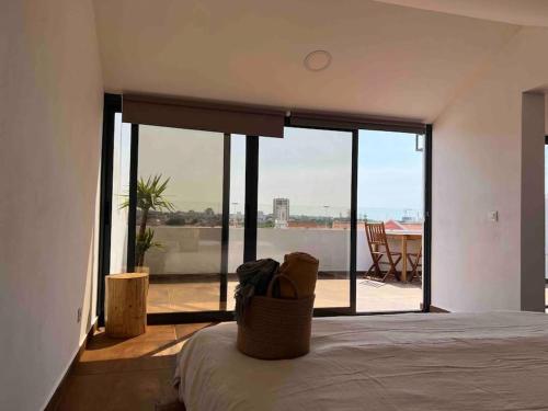 塞圖巴爾的住宿－Tigisaca House，一间卧室设有一张床,享有阳台的景色
