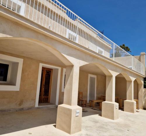 a building with a balcony on top of it at Villa Barracot in Deltebre