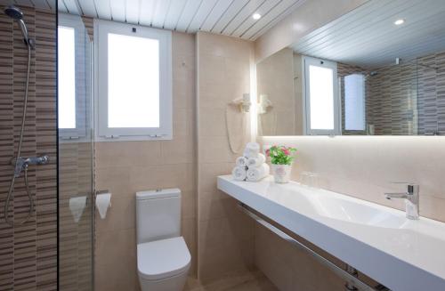 Salle de bains dans l'établissement Hotel Samos