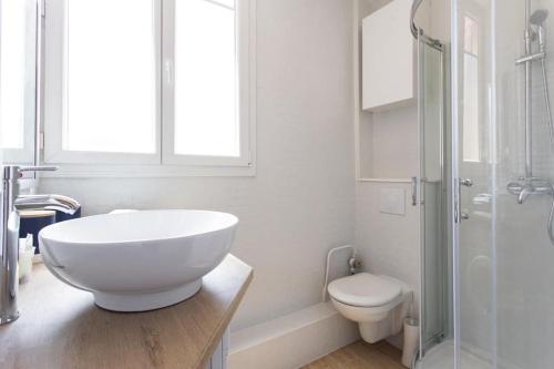 une salle de bain blanche avec un lavabo et des toilettes dans l'établissement S4 Studio Richelmi- AC Balcon 10mns Port 15mns Monaco, à Nice