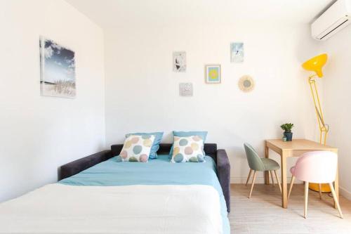 une chambre avec un lit, un bureau et une chaise dans l'établissement S4 Studio Richelmi- AC Balcon 10mns Port 15mns Monaco, à Nice