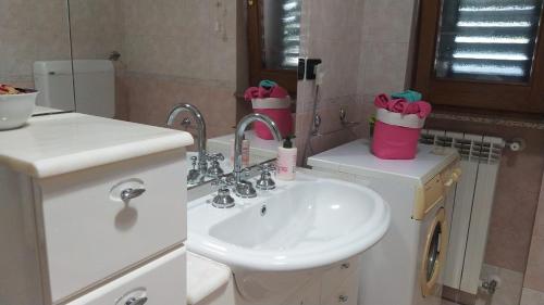 y baño con lavabo, aseo y espejo. en Scorcio di mare, en Castro di Lecce