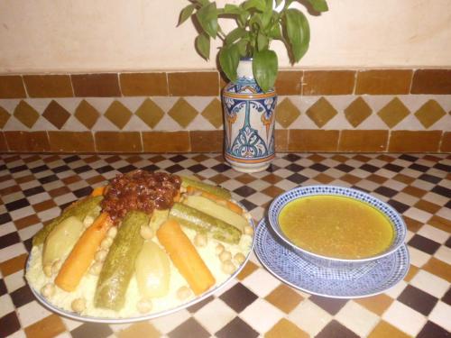 Comida en o cerca de este riad