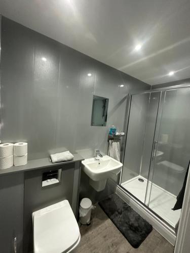 y baño con aseo, lavabo y ducha. en Royal Apartments en Thornaby on Tees