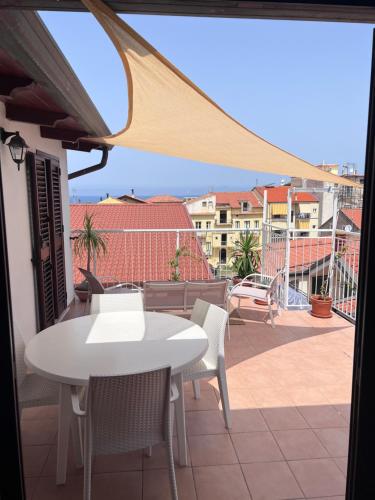 聖塔·馬里亞·迪·卡斯特的住宿－CastellabateCoast，阳台上配有白色的桌椅