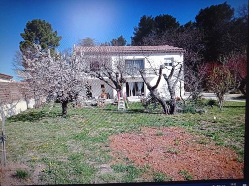Κήπος έξω από το LA MAISON DE PAPOU La Vigne A NANS LES PINS 83860