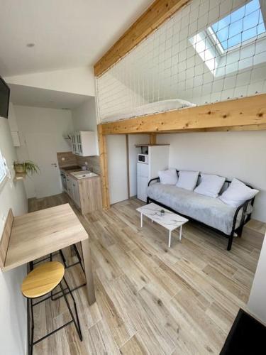 un salon avec un canapé et une table dans l'établissement Studio indépendant 4 personnes, à Pisany