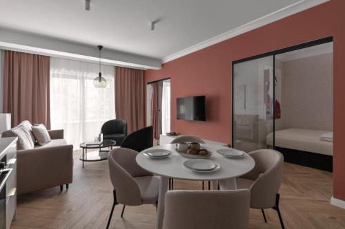 sala de estar con mesa y sillas en APARTIO ROOMS Gliwice, en Gliwice