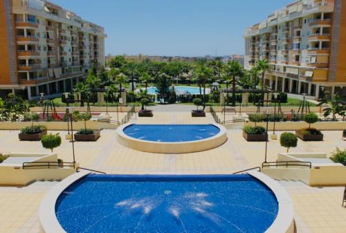 a large swimming pool in a courtyard with buildings at Apartamento Torre Atalaya-Teatinos Malaga capital in Málaga