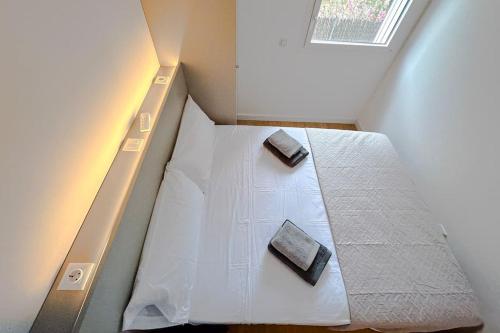 a bed with two books on it in a room at CAN ROMY APPARTEMENT T2 A - à 80m de la plage Cala Montgo in L'Escala