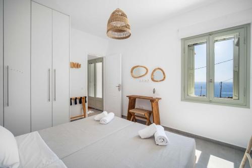 a white room with a bed and a window at Armonia Villa Serifos in Rámos