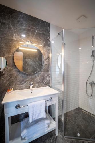 Koupelna v ubytování MELL City Suites Hotel
