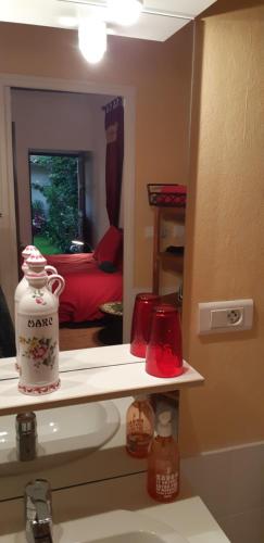 ein Bad mit einem Waschbecken und einem Spiegel in der Unterkunft Bell'Accueil Chambres d'Hôtes Cluny in Cluny