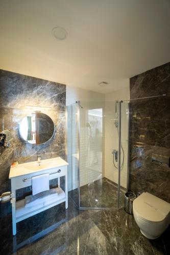 Koupelna v ubytování MELL City Suites Hotel