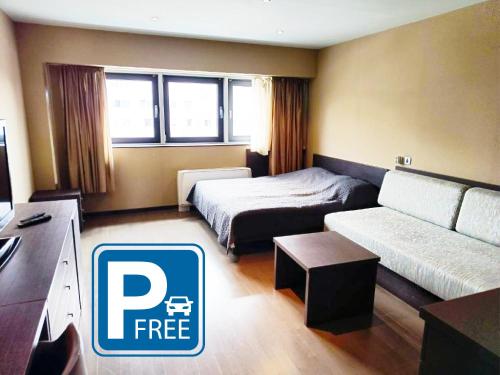 una camera d'albergo con letto e divano di Nitro Rooms a Lubiana