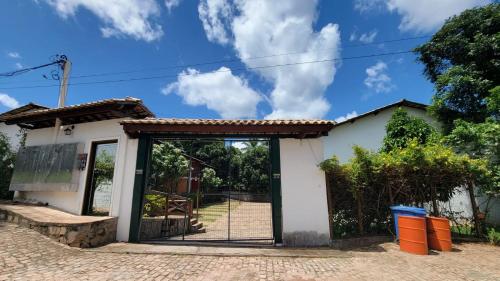 a house with a gate in front of it at Apartamento Vivendas do Serrano in Lençóis