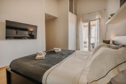 佔巴拉提拉的住宿－Apartment Korina，一间卧室配有一张大床和两条毛巾
