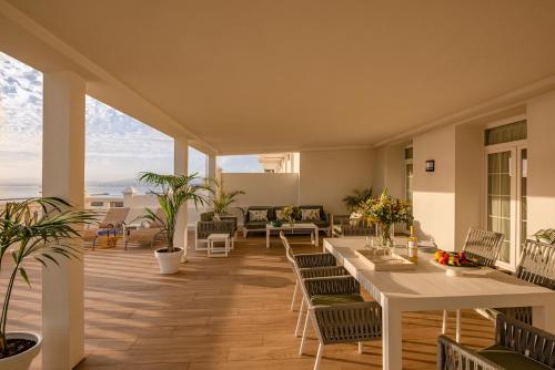 un soggiorno con tavolo e sedie di Rock Hotel a Gibilterra