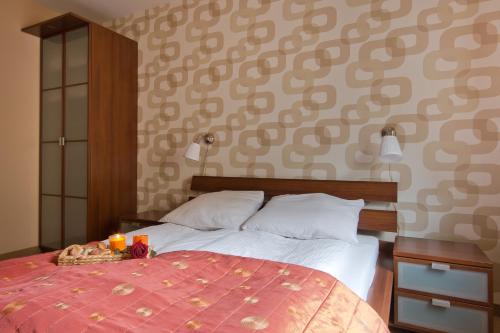 a bedroom with a large bed with a red blanket at Apartament Nadmorski Sopot 1 in Sopot