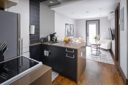 cocina con fregadero y encimera en Modern Luxury 3BD and 2BA in the Heart of East Village en Nueva York