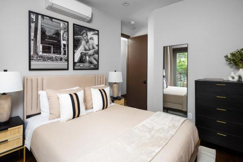 - une chambre avec un grand lit blanc et une fenêtre dans l'établissement Modern Luxury 3BD and 2BA in the Heart of East Village, à New York