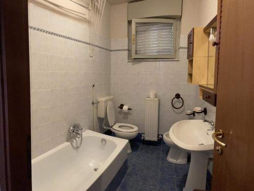 y baño con bañera, aseo y lavamanos. en Monterosso Val D’Arda, en CastellʼArquato