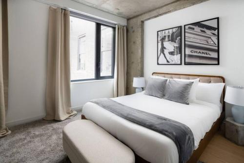 Postel nebo postele na pokoji v ubytování Stunning 2BD Penthouse in Chelsea w Washer and Dryer