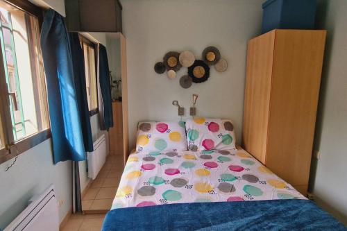 - une chambre avec un lit dans l'établissement T2 au calme-vue mer et baie de Collioure-Garage, à Collioure