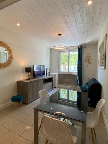 un salon avec une table et des chaises de salle à manger dans l'établissement F2 Résidence Eurotel n°1 avec vue sur le Cher, Centre - Ville, à Montluçon