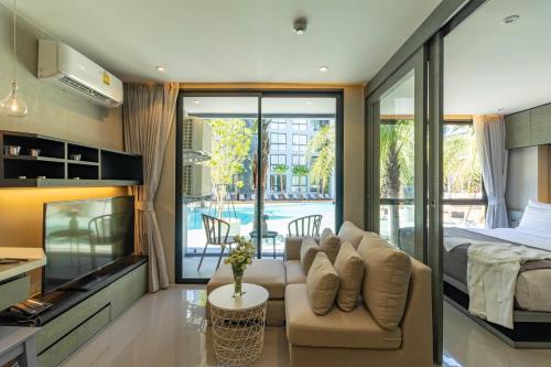 卡马拉海滩Citygate Kamala Resort and Residence - Official Account的一间带特大号床的卧室和一间客厅