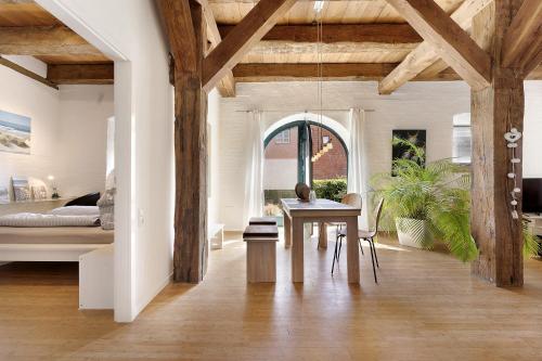 a living room with a table and a bed at Haus Förde Kanalpackhaus in Holtenau