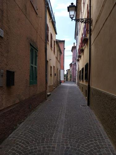 an empty street in an alley between two buildings at Casa Iosi a Sirolo in Sirolo