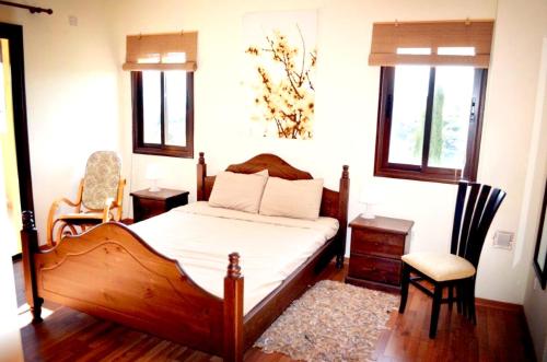 Säng eller sängar i ett rum på 5 bedrooms house with private pool enclosed garden and wifi at Paphos