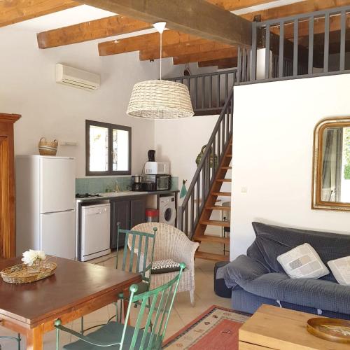 un salon avec un canapé bleu et une table dans l'établissement Maison confortable avec piscine à Saint-Julien-de-la-Nef, à Saint-Julien-de-la-Nef