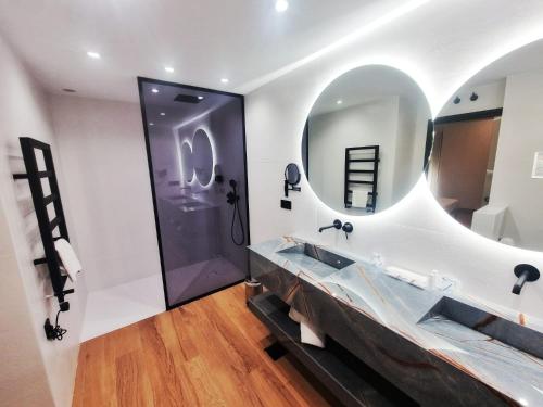 a bathroom with a sink and a mirror at Hotel Bardo Recoletos Coco in Salamanca