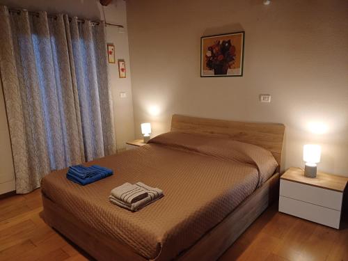ein Schlafzimmer mit einem Bett mit zwei Handtüchern darauf in der Unterkunft Gatti di Langa in Dogliani