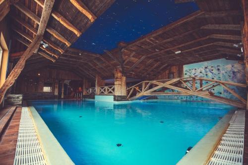 a large swimming pool with a wooden ceiling at Spidsbergseter Resort Rondane in Venabygd