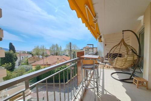 - Balcón con hamaca y columpio en Wonderful Renovated apartment with Terrace and Parking - Benakey, en Le Cannet