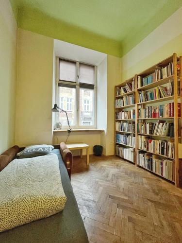 Habitación con 1 cama y 2 estanterías en Old Town Rooms Wielopole en Cracovia